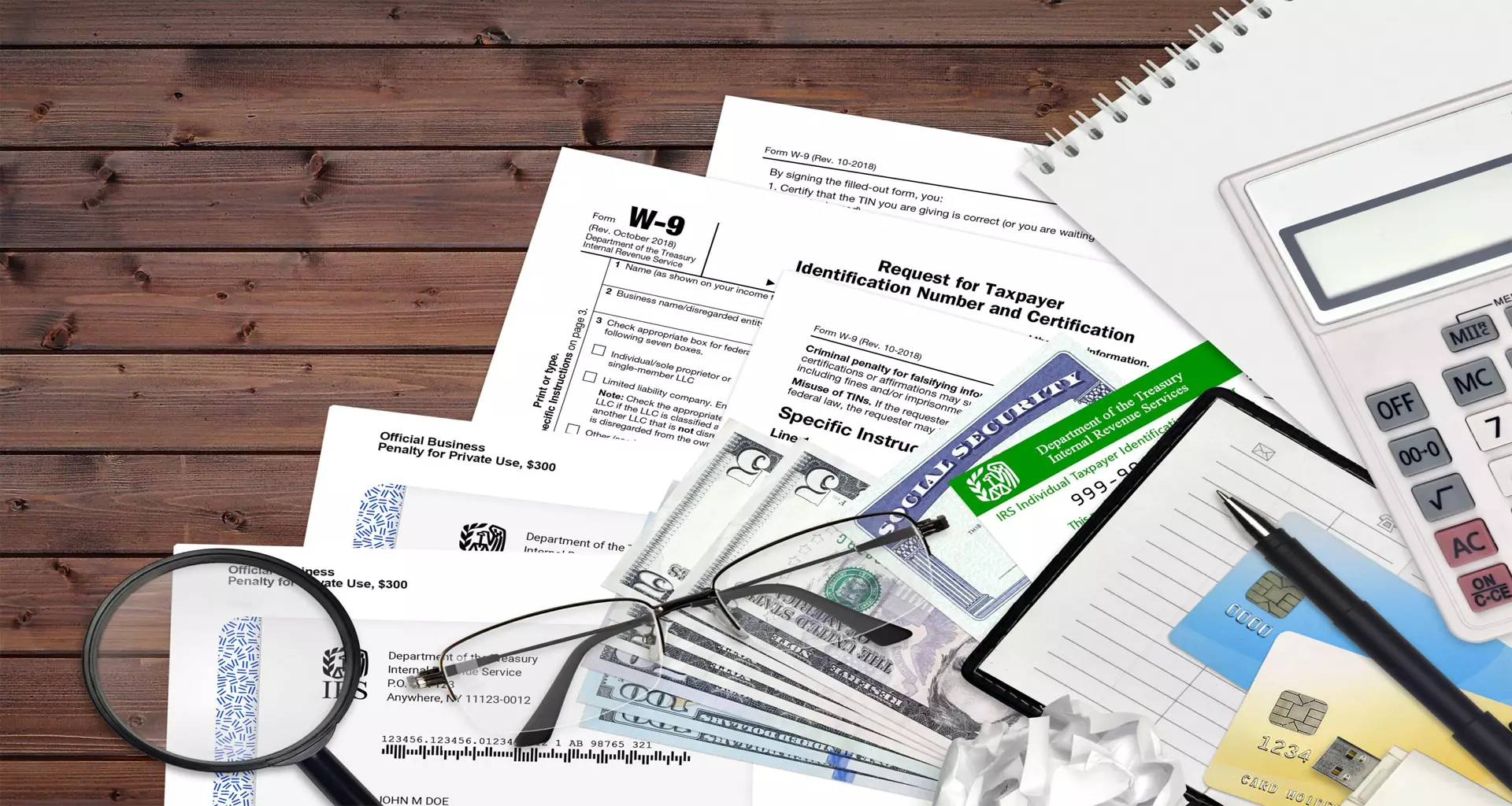 IRS-formulario-W-9- Solicitud-de- contribuyente-EIN-y certificación-se encuentra-en-la-mesa de oficina plana-listo para llenar.