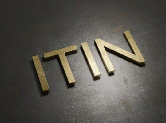 Renderizado 3D dorado - ITIN - escrito sobre metal negro rústico texturado colocado en una línea diagonal