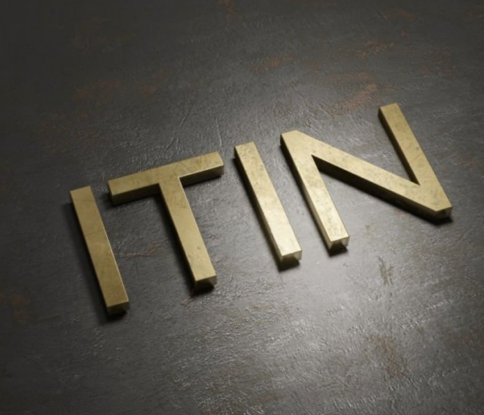 Renderizado 3D dorado - ITIN - escrito sobre metal negro rústico texturado colocado en una línea diagonal
